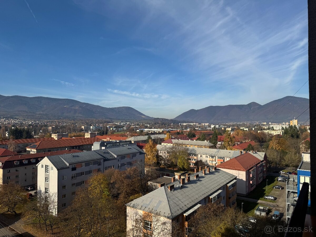 3-IZBOVÝ BYT S LOGGIOU S VÝHĽADOM NA MARTNSKÉ HOLE