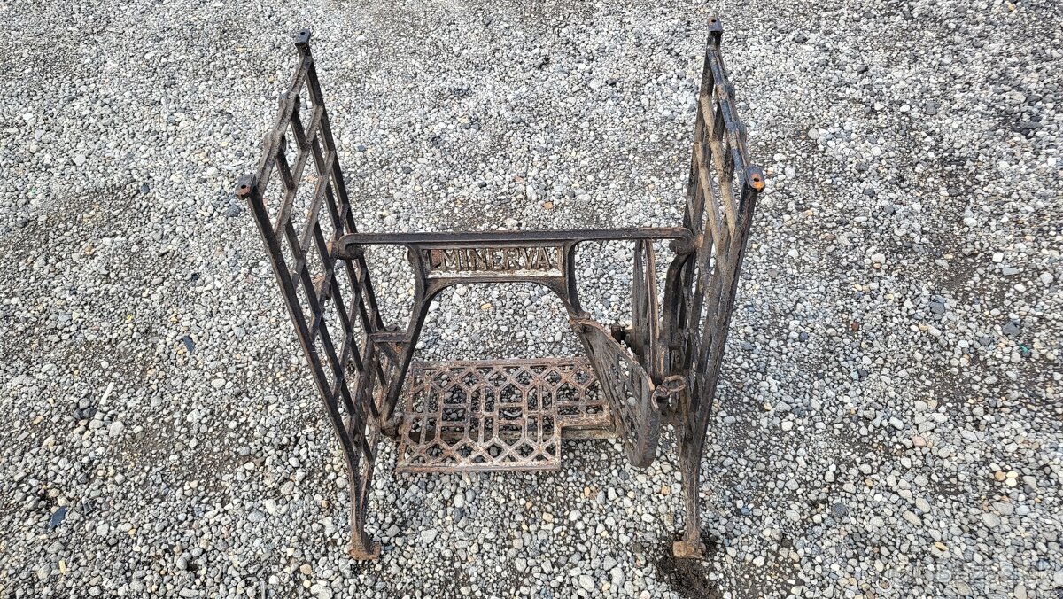 Starožitný šijací stroj