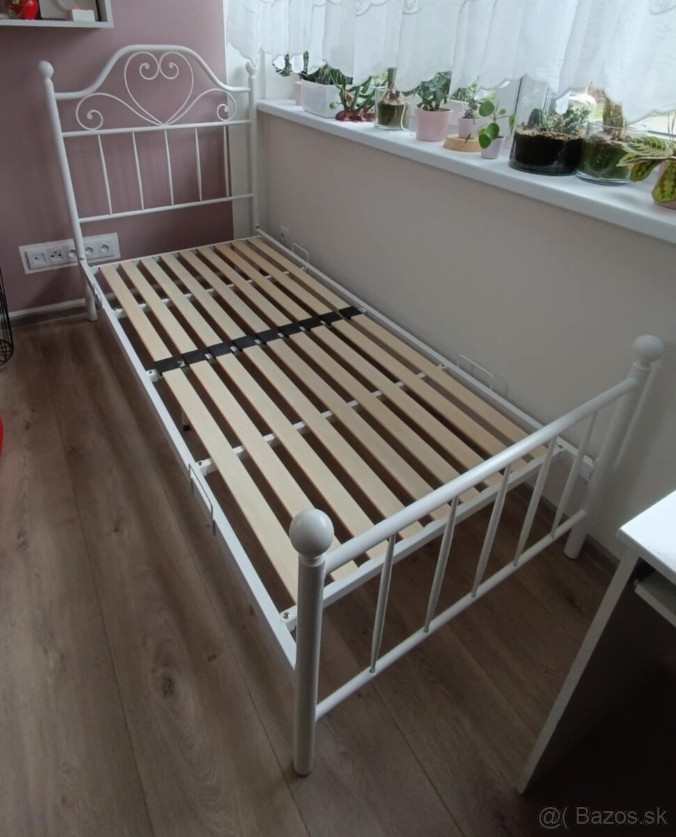 Biela kovová posteľ