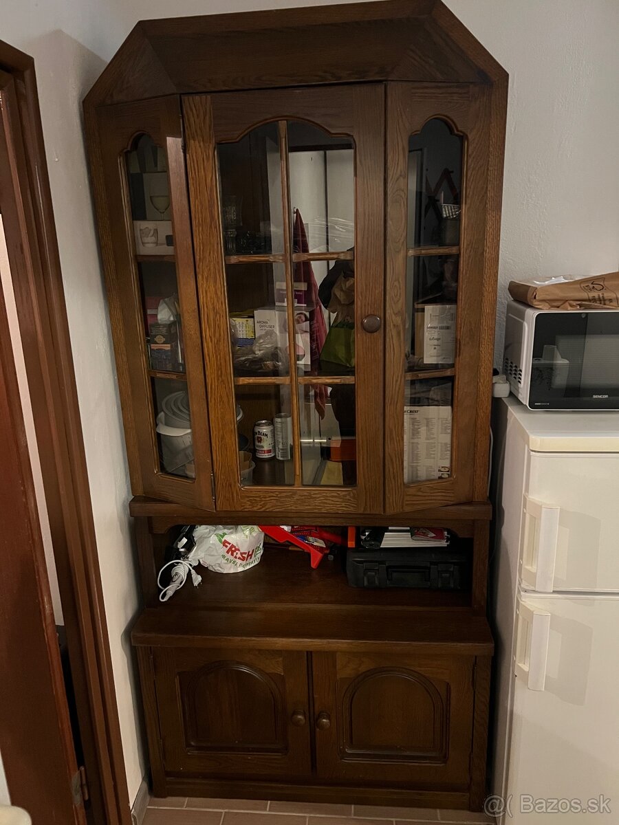 Masívna rustikálna vitrína