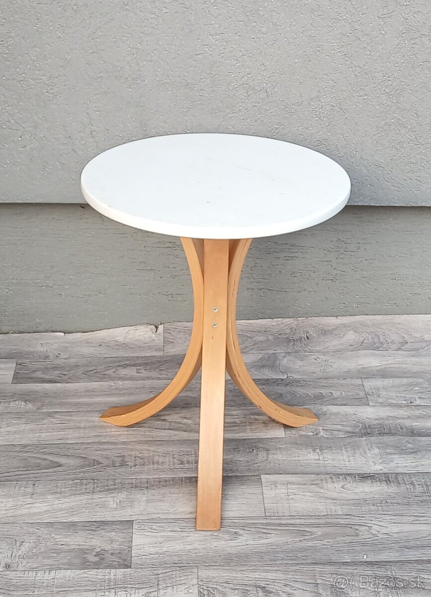 Stolík okrúhly na kávičku.