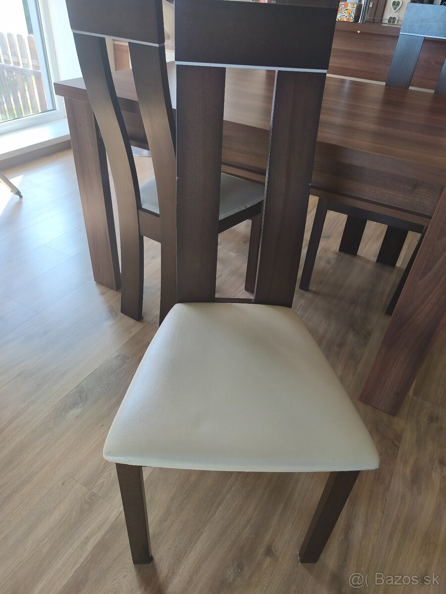 Jedálenský stôl a stoličky