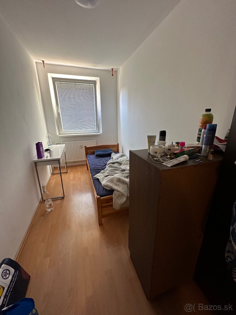 Izba na prenájom, Milana Marečka 3