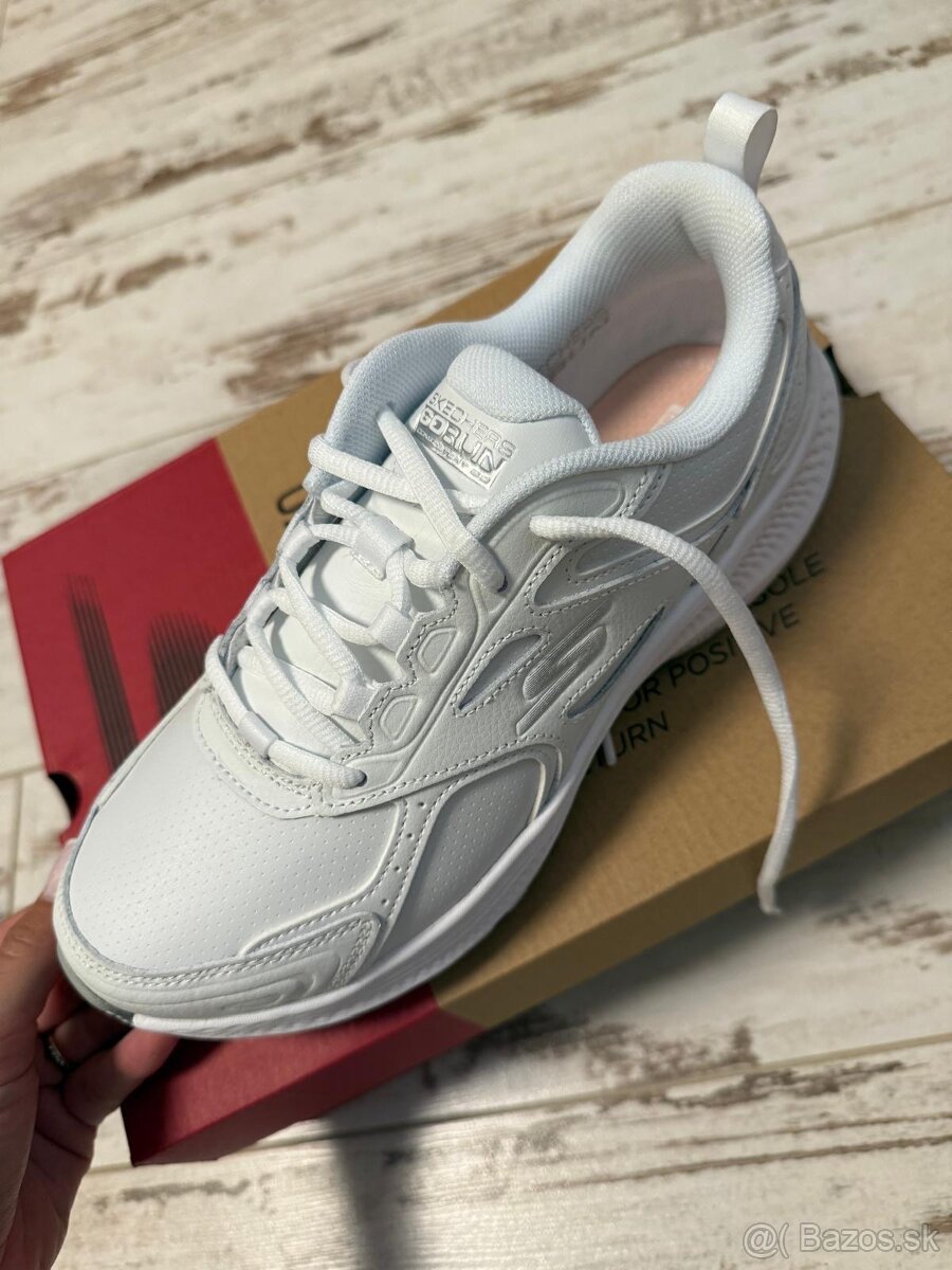 Tenisky Nike a Skechers