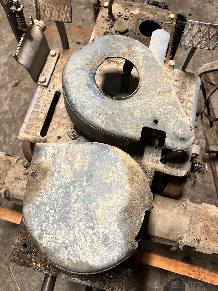 Kryty bŕzd Zetor 25