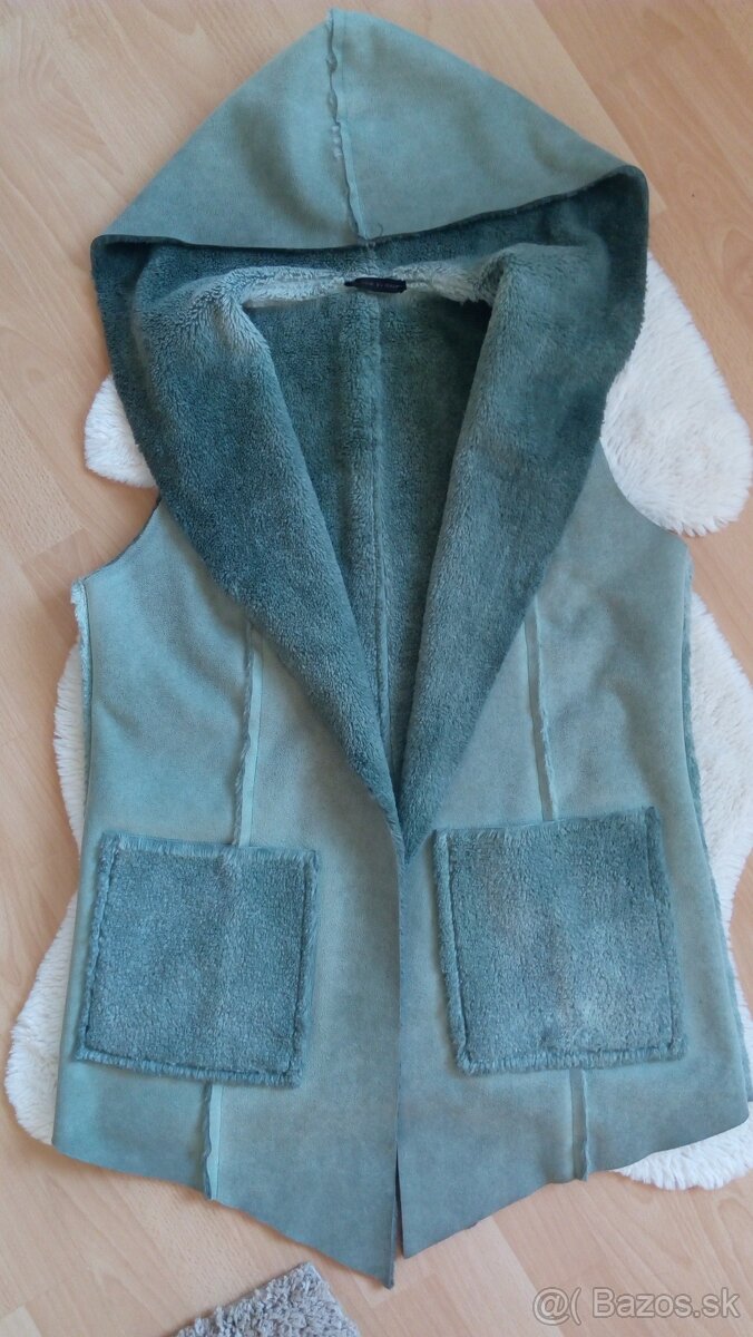Teplá dámska vesta s kapucnou S-M