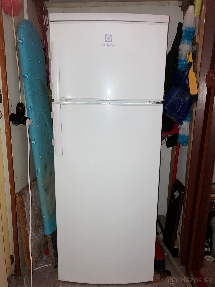 Chladnička s mrazničkou elektrolux EJ2301AOW2