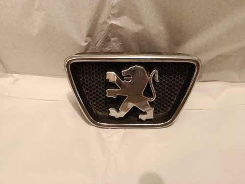 predny znak peugeot 306 30€