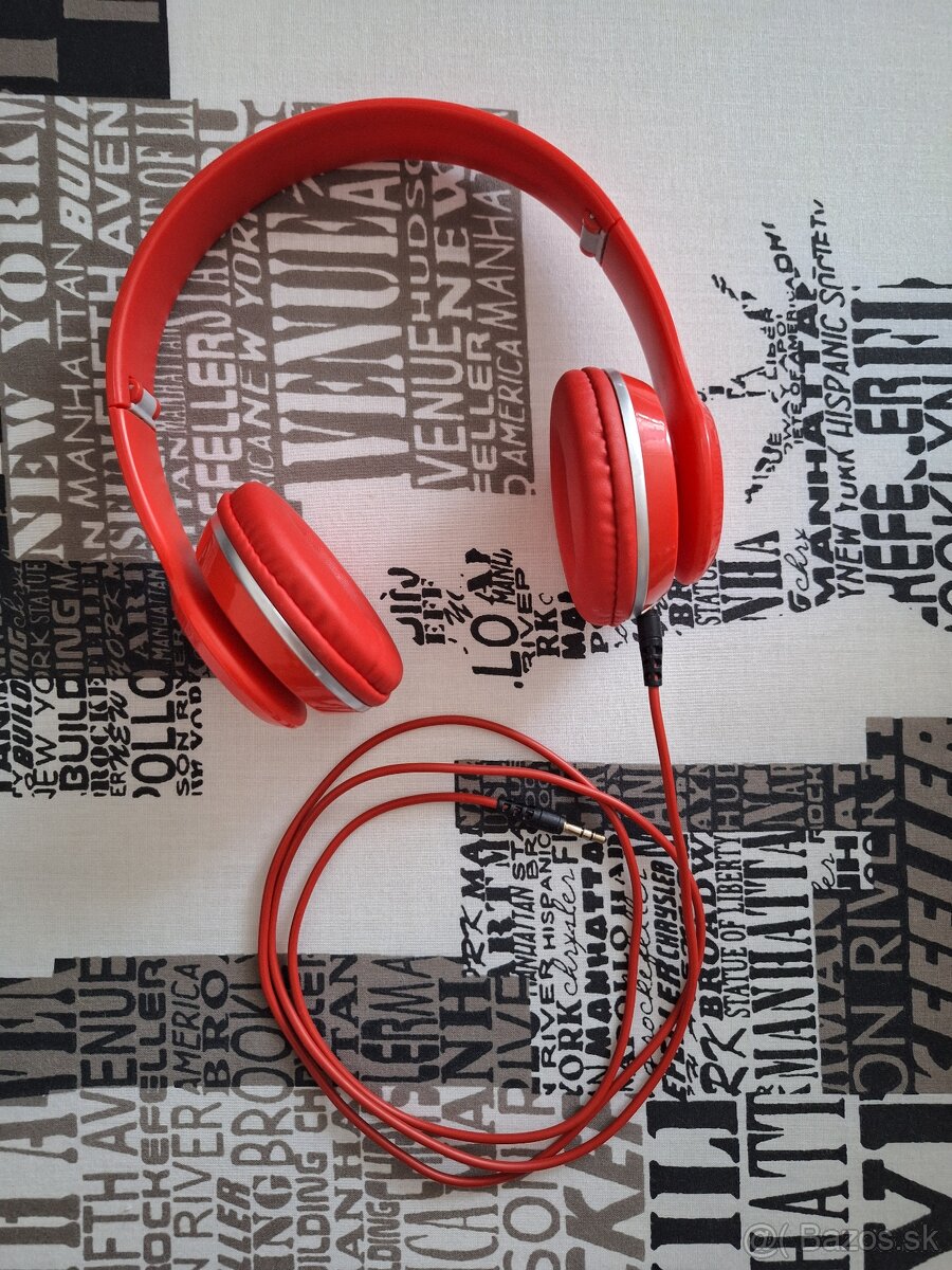 Červené káblové slúchadlá