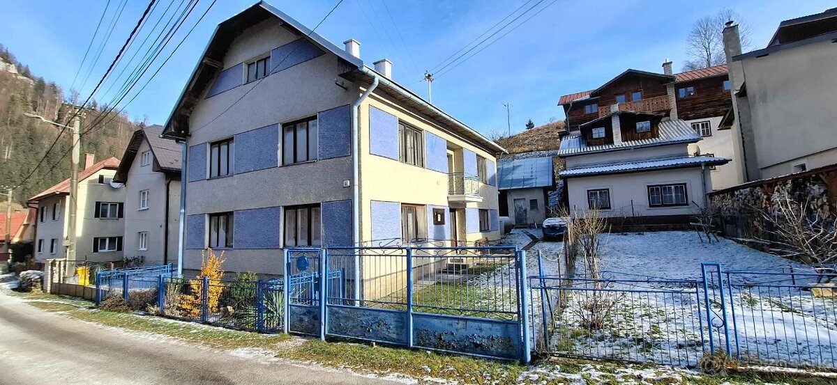 Poschodový rodinný dom