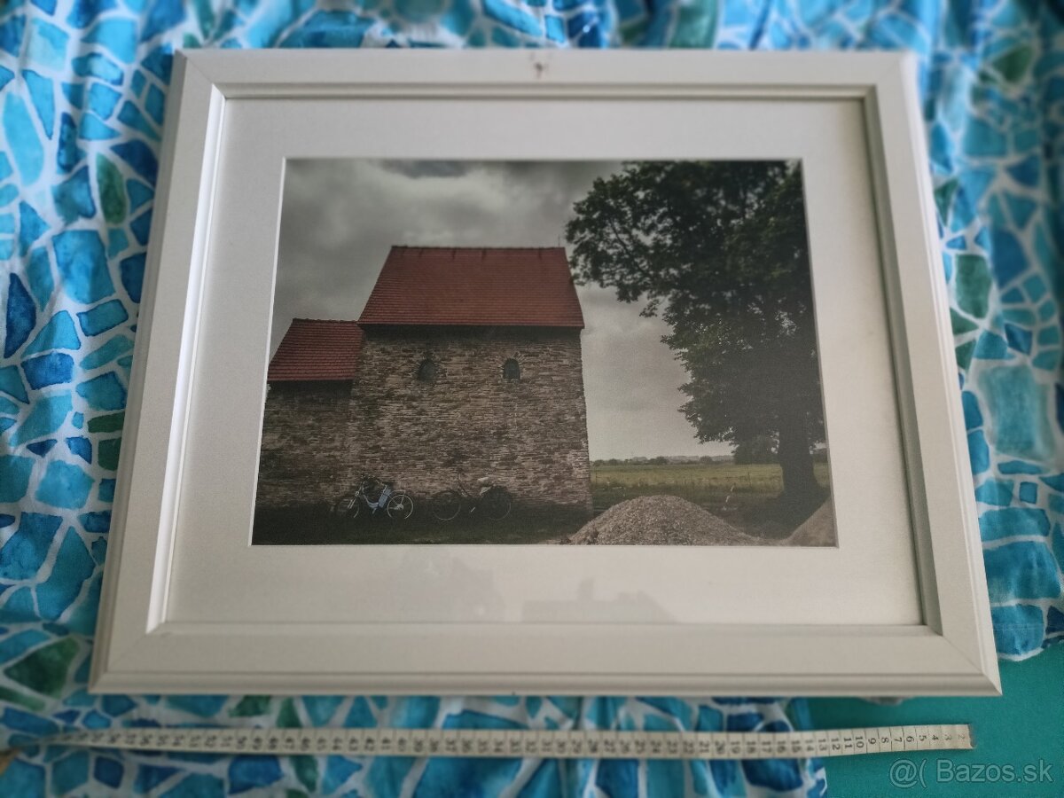 dva biele rámy s fotografiou Kostol svätej Margity Antiochij