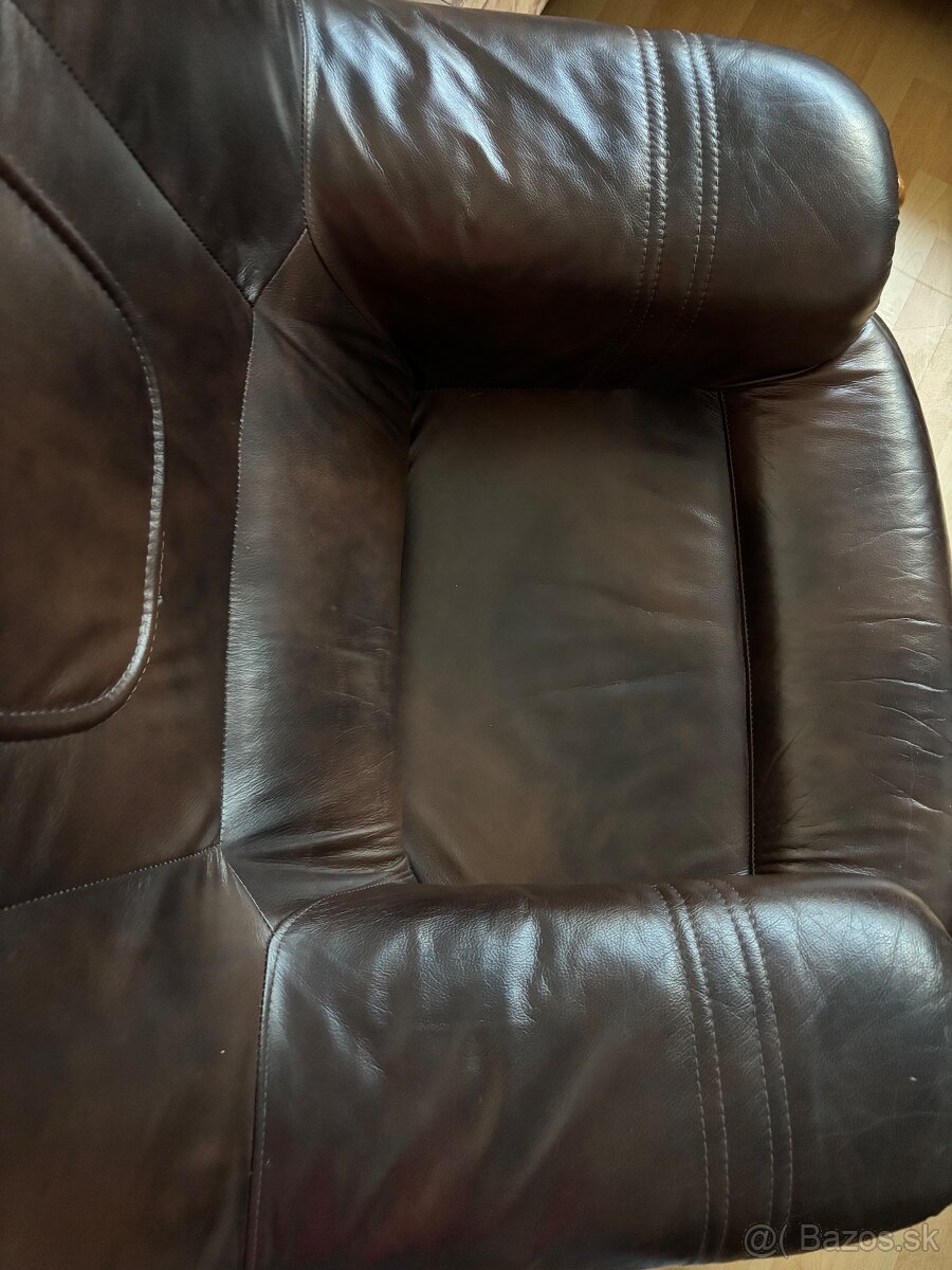 Rustikalna obývacia zostava s koženými kreslami