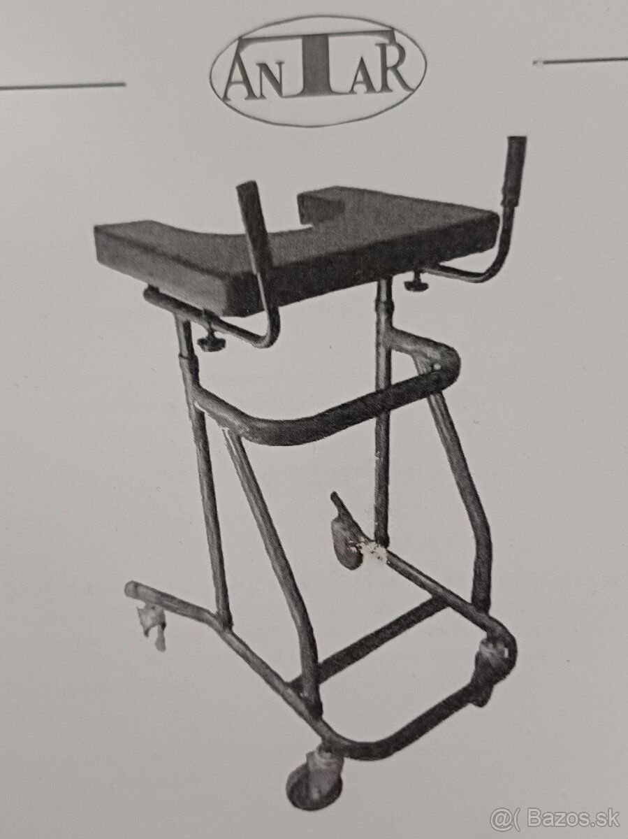 Chodítko s vysokými lakťovými opierkami