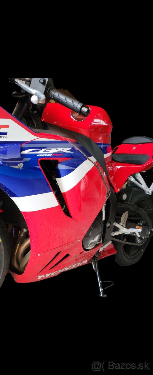 Honda CBR 600RR 2025 položená