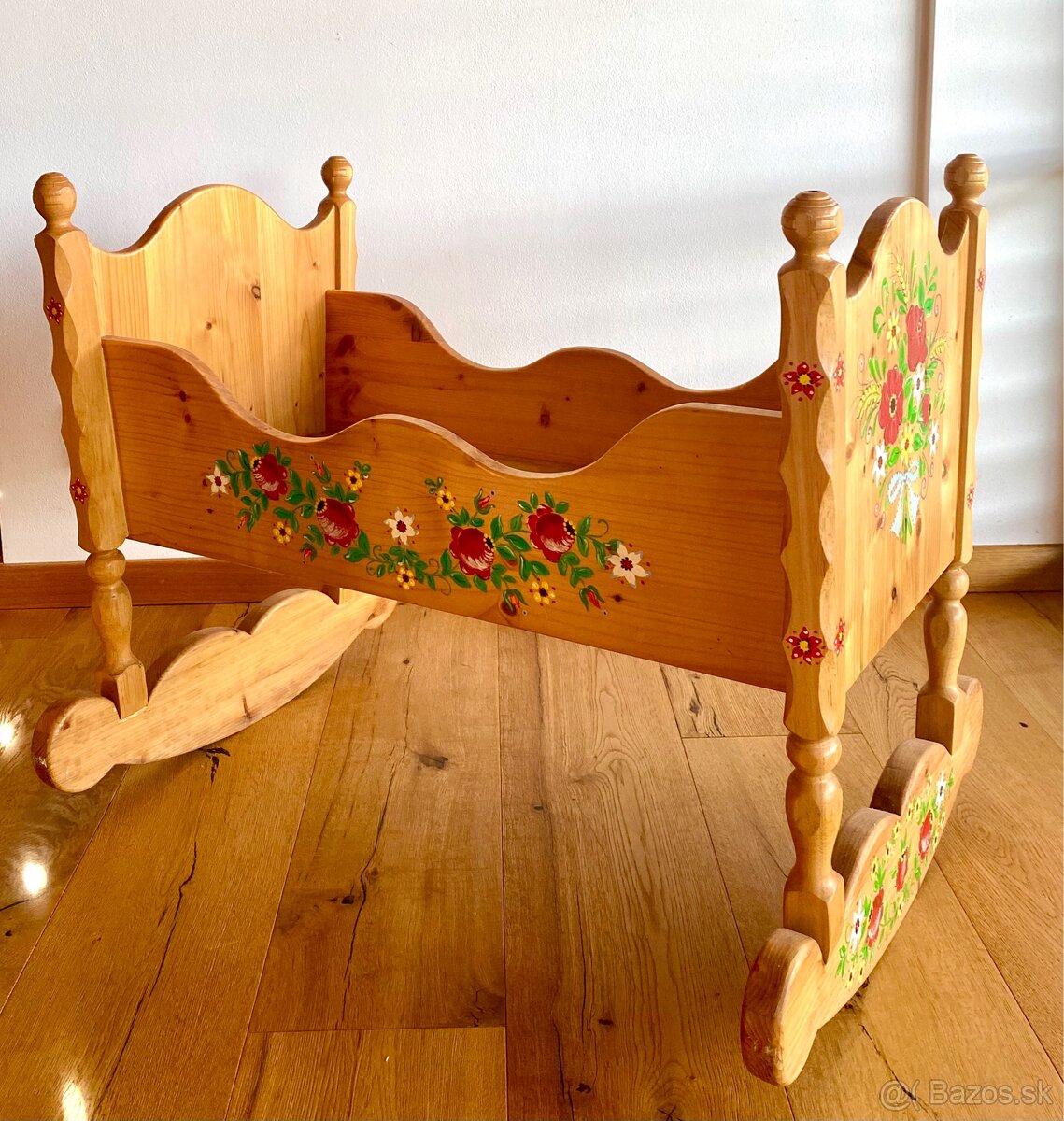 Stará dřevěná malovaná kolébka