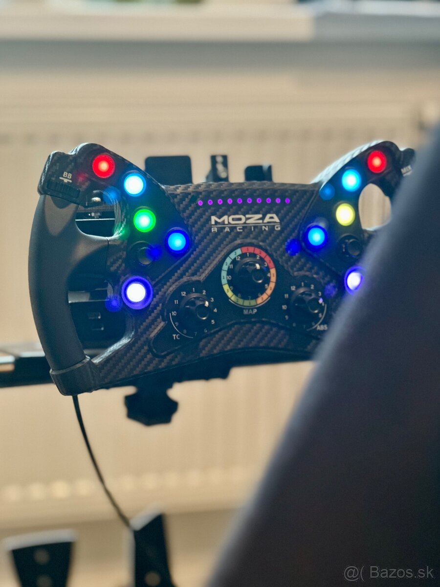 MOZA R9 V2 cocpit