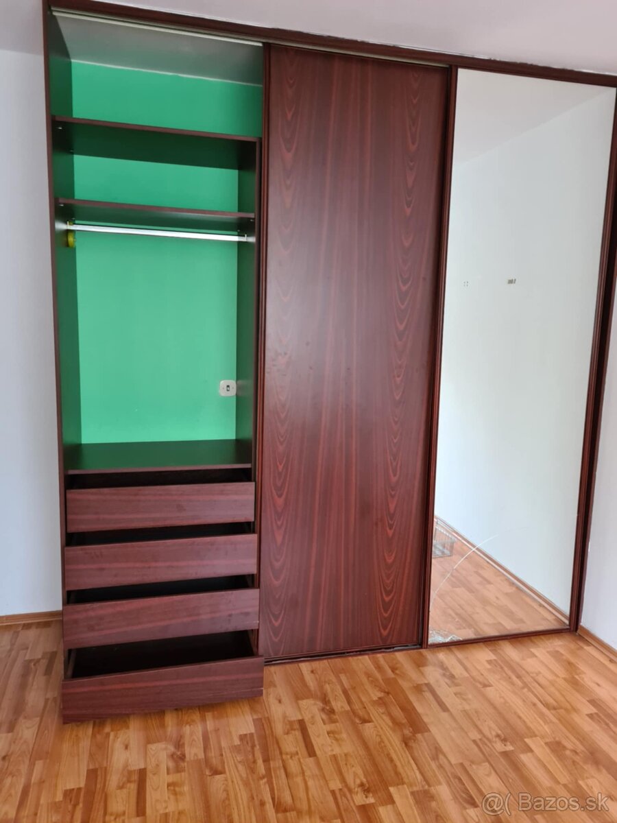 Vstavaná skriňa