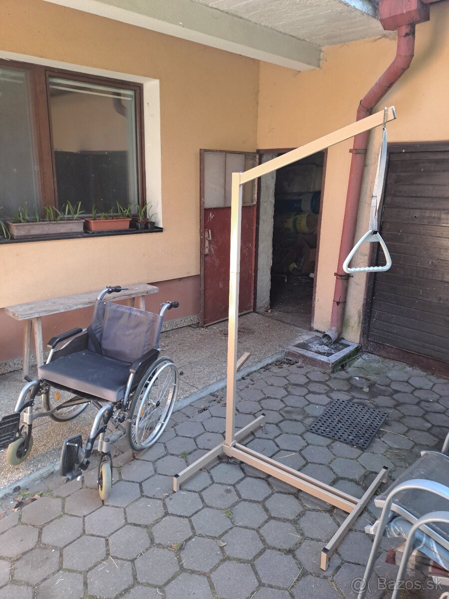 Invalidný vozík a hrazda k posteli