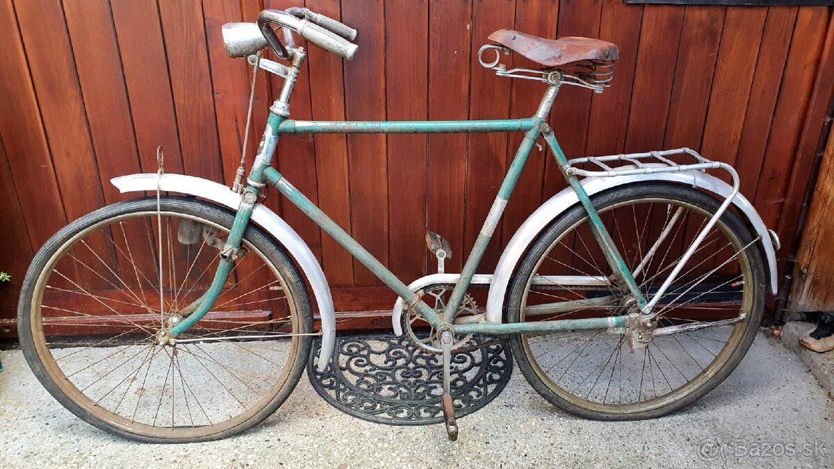 100 ročný historický bicykel