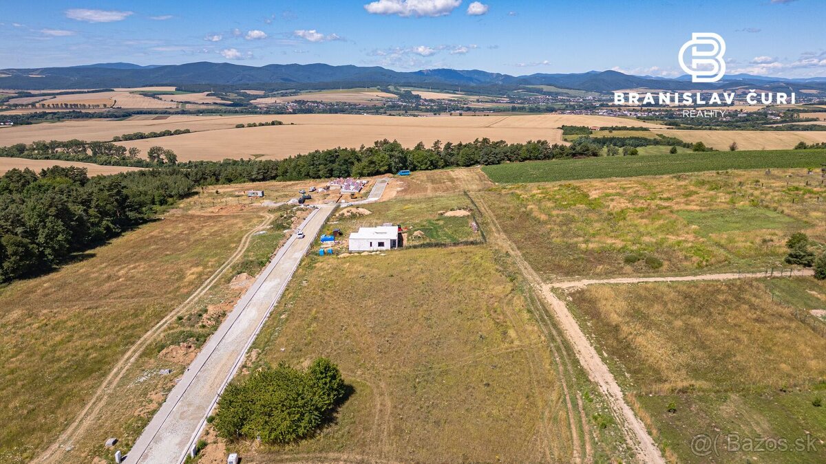 Nová cena. Predaj, stavebný pozemok, rozloha 1032 m2, obec P