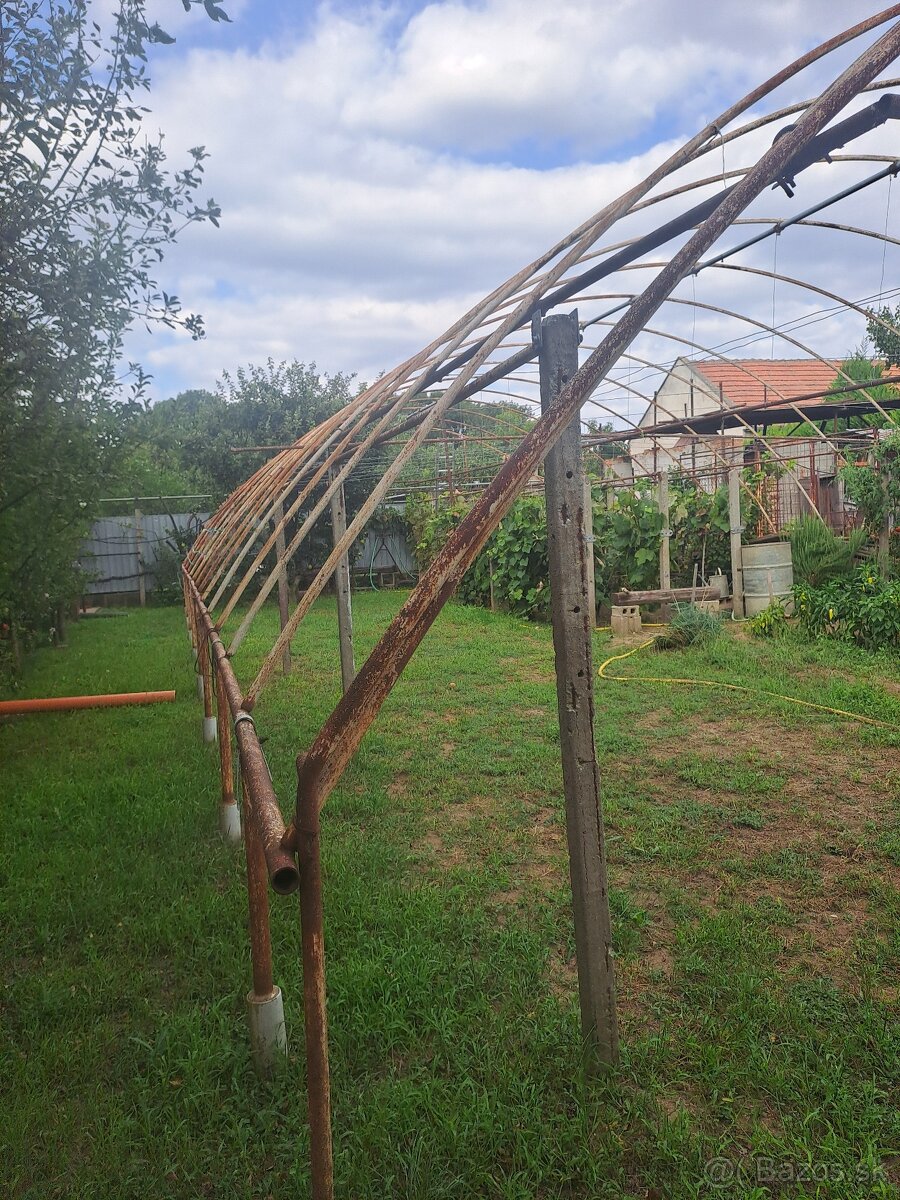 Predám konßtrukciu fóliovníka