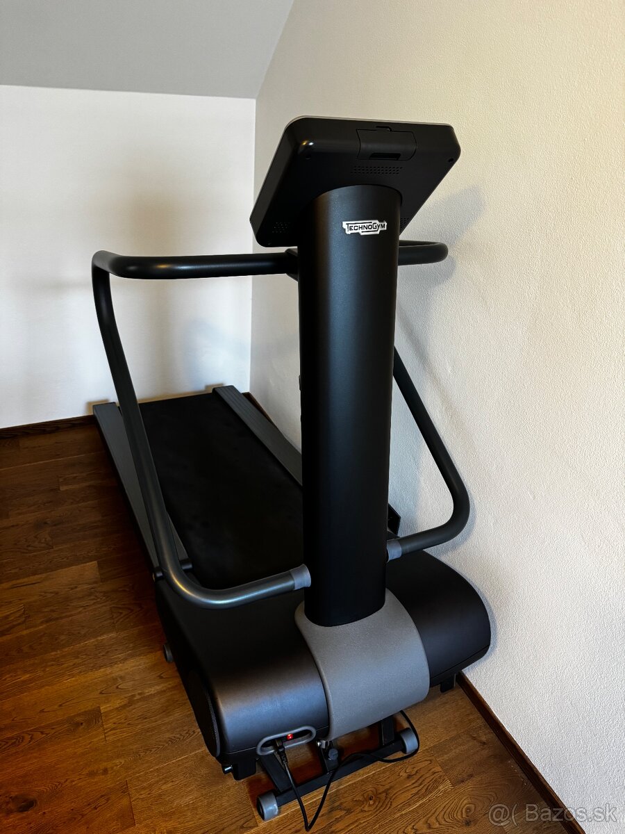 Bežecký pás Technogym