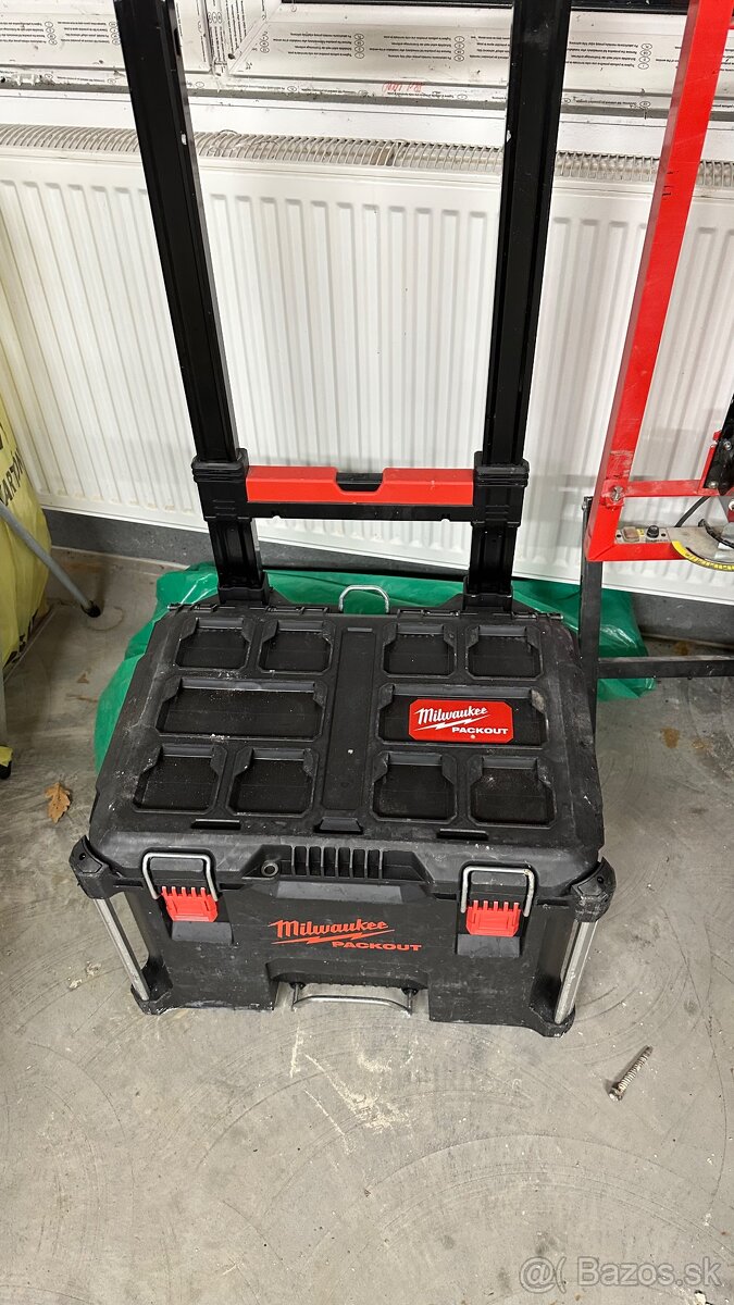 Milwaukee packout pojazdných box