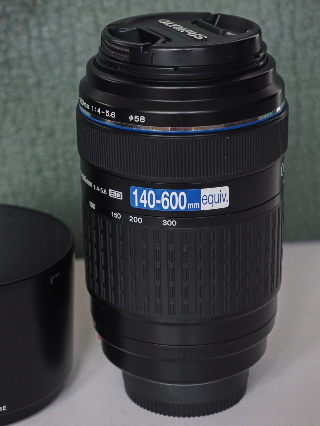 Olympus DIGITAL 70-300mm 1:4-5,6 ED a adaptér.
