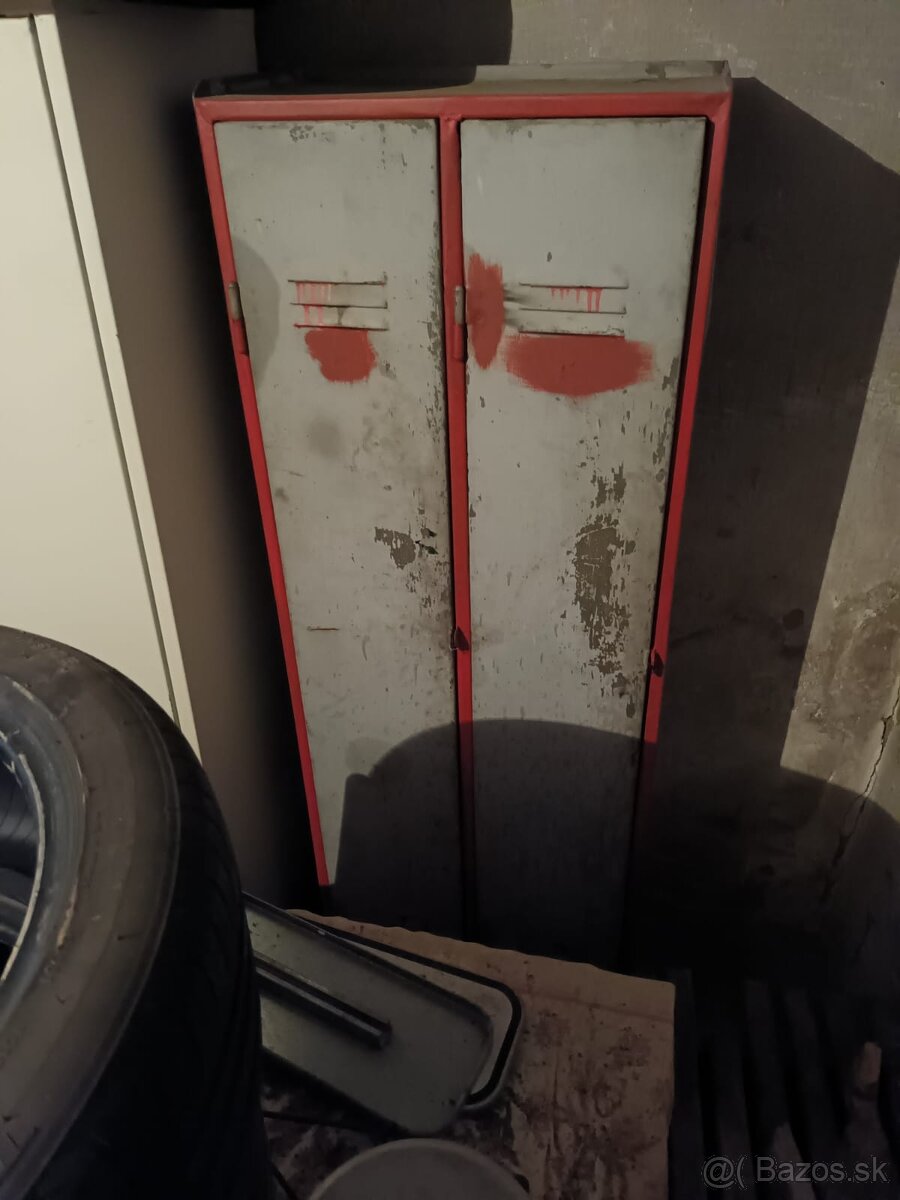 Šatníková pracovná skriňa