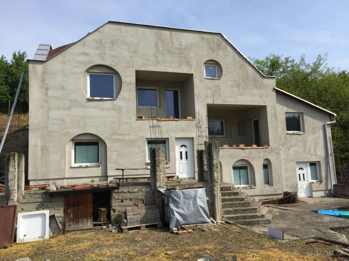 Veľká rozostavaná stavba vhodná ako penzión, ubytovňa.
