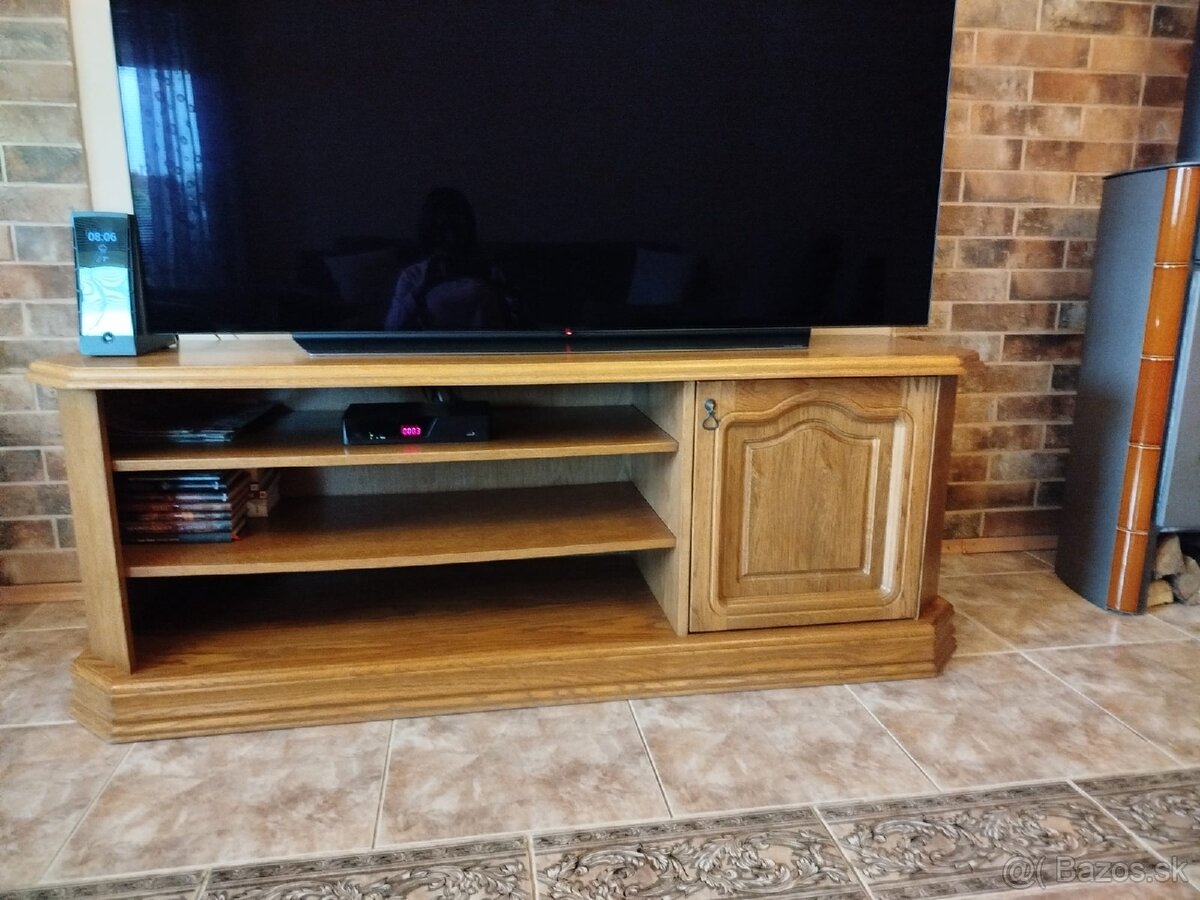 Stolík pod televízor