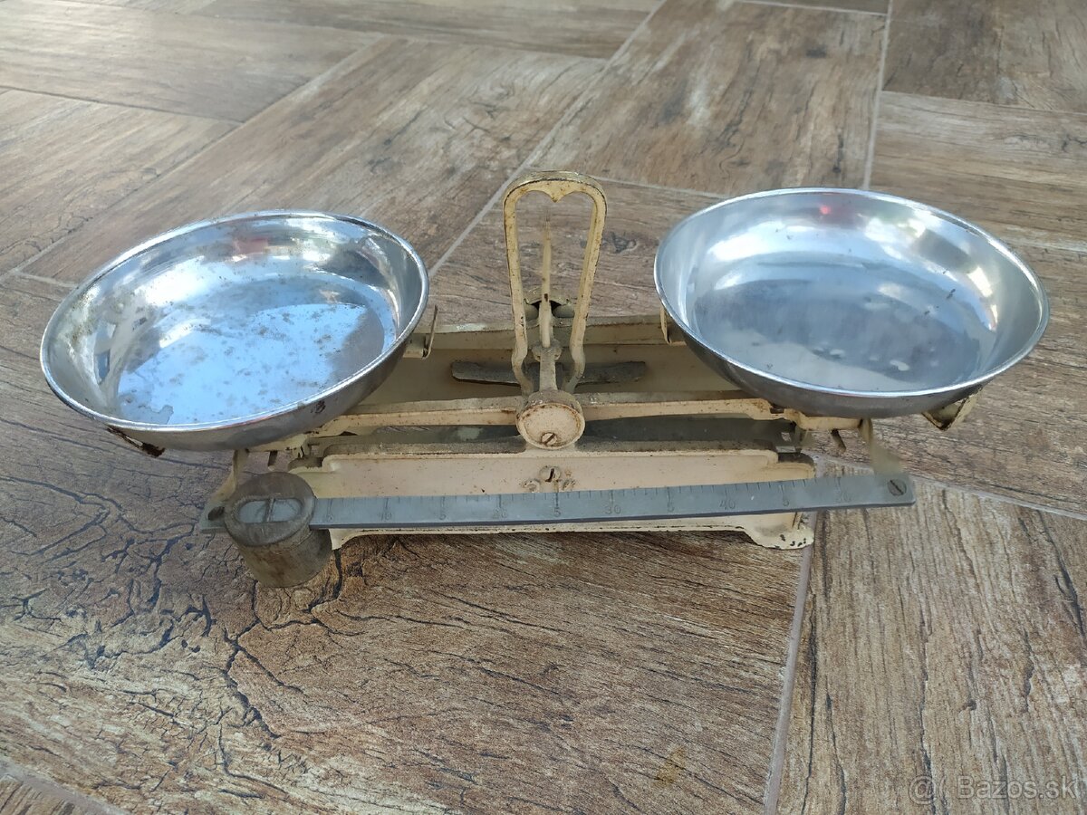 3 kg vaha. Funkčná váha s miskami.