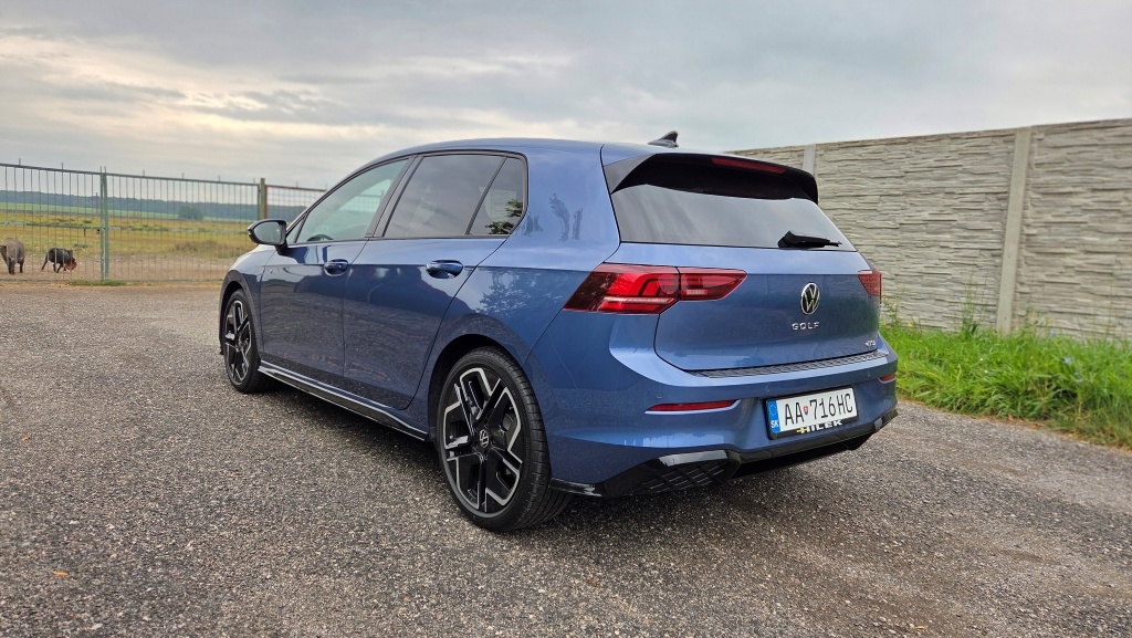 Volkswagen Golf 8 1.5 eTSI ACT 150k R-Line DSG