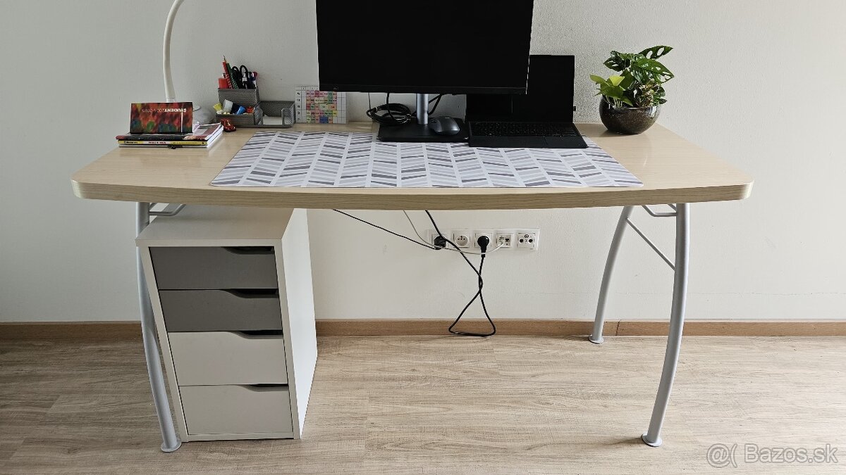 Predam studentsky stol.