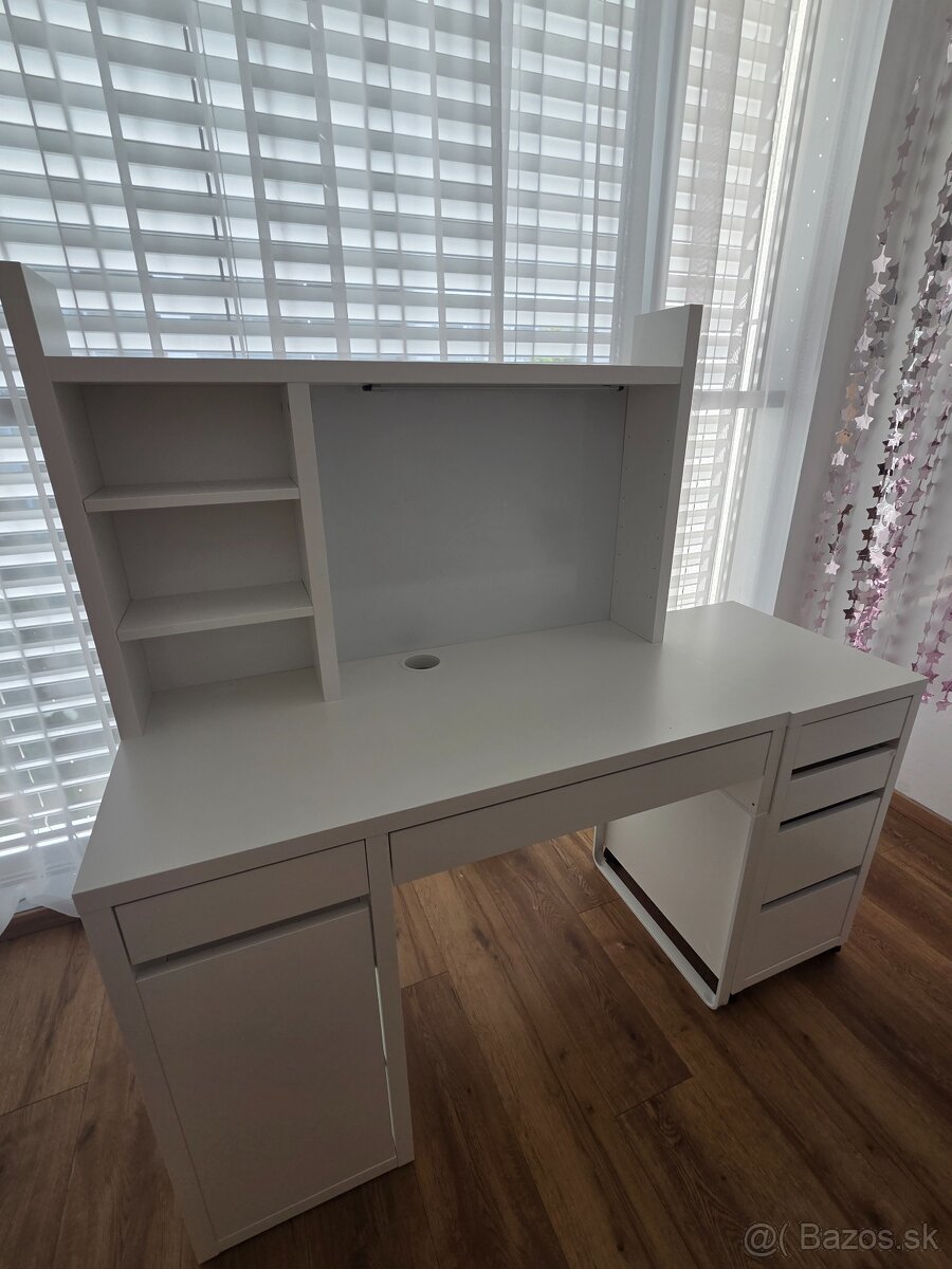 Písací stôl Ikea s regálom