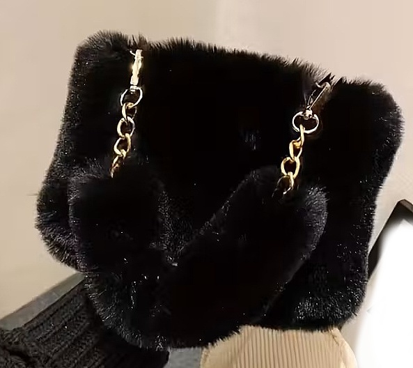 čierna plyšová kabelka