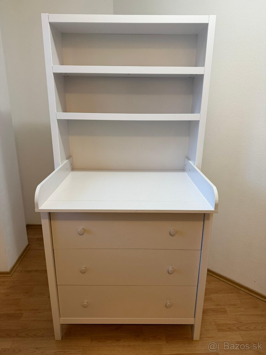 Prebalovacia komoda s polickami