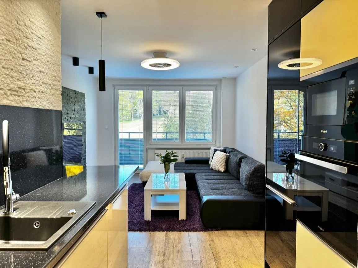 NA PRENÁJOM: Moderný byt s 3 lodžiami, 70m² - Dlhá ulica, PD