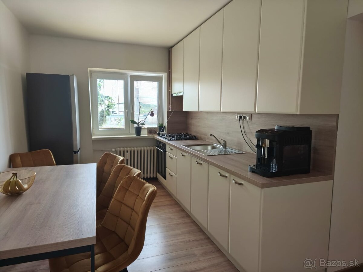 Prerobený 3 izb byt s komorou, 2x pivnica, pri parku,Sereď