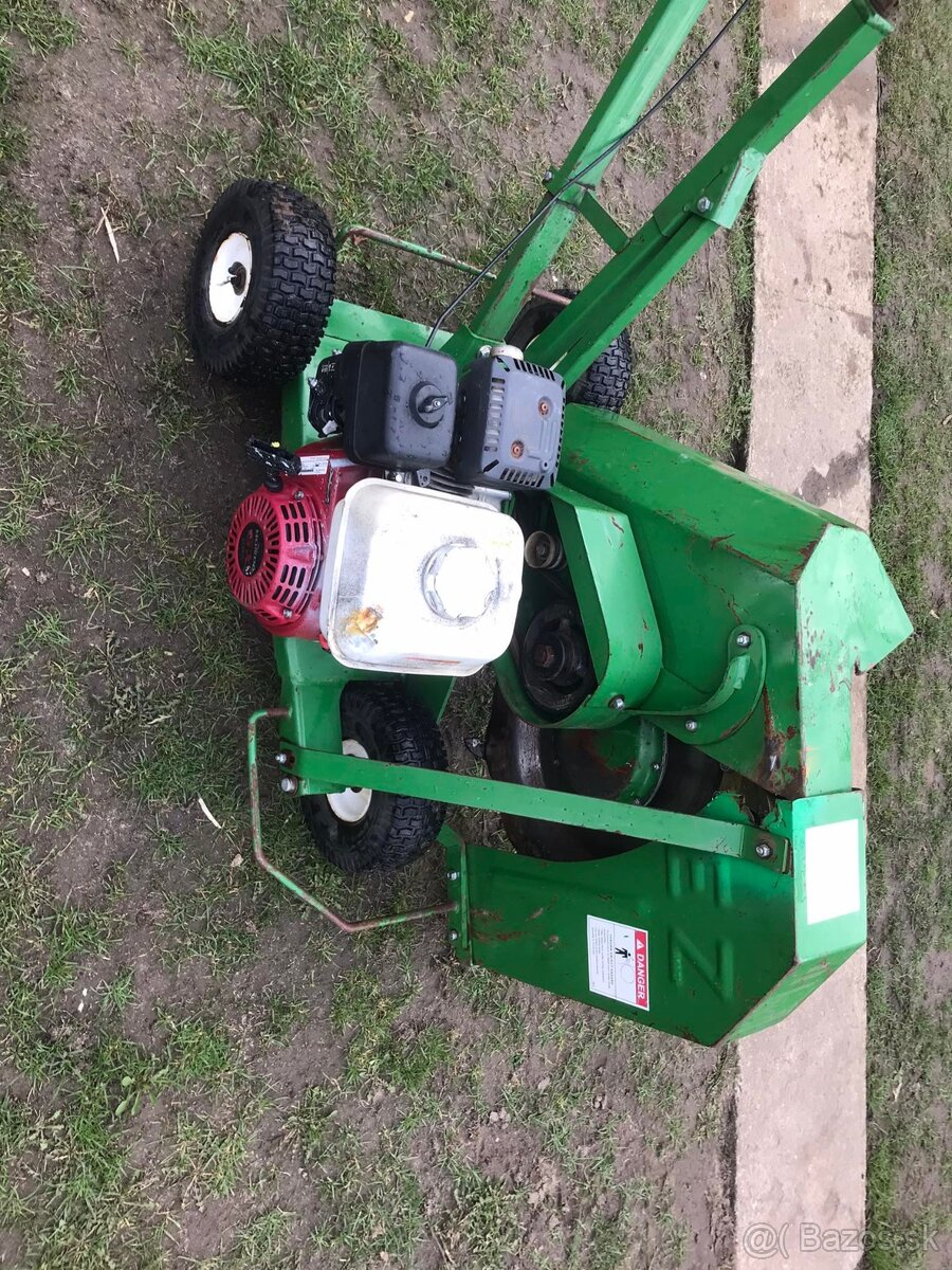 E-Z Trench EZ9100 Trencher Pásové rýpadlo zavlažovací systém