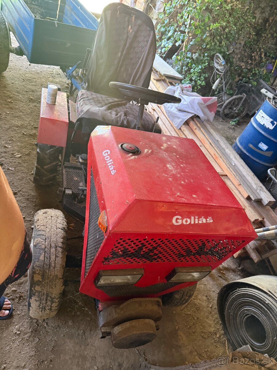 Zahradní traktor s vlečkou