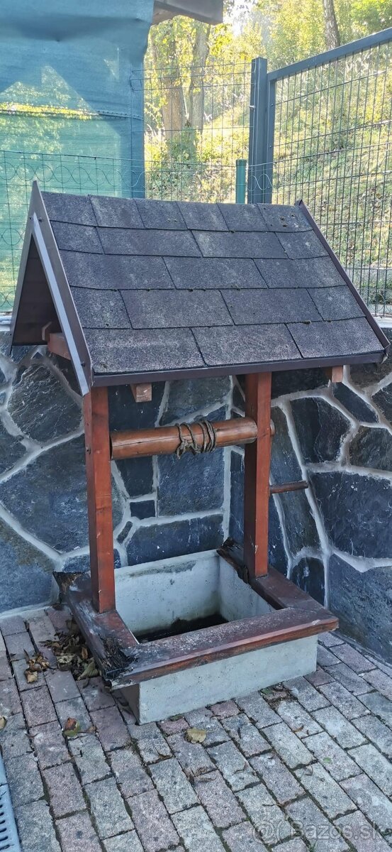 Okrasní záhradná studnička