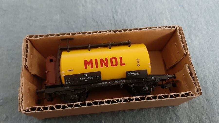 Vláčiky - cisterna MINOL PIKO H0