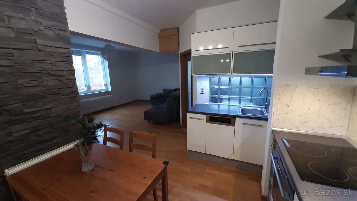 priestranný tehlový 2i byt, blízke centrum