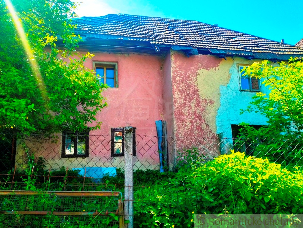 Vidiecka chalupa v pôvodnom stave na kopaniciach obce Lubi