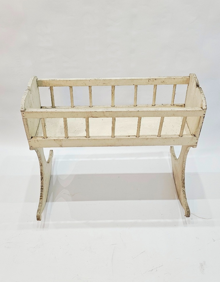 drevená kolíska pre bábiky