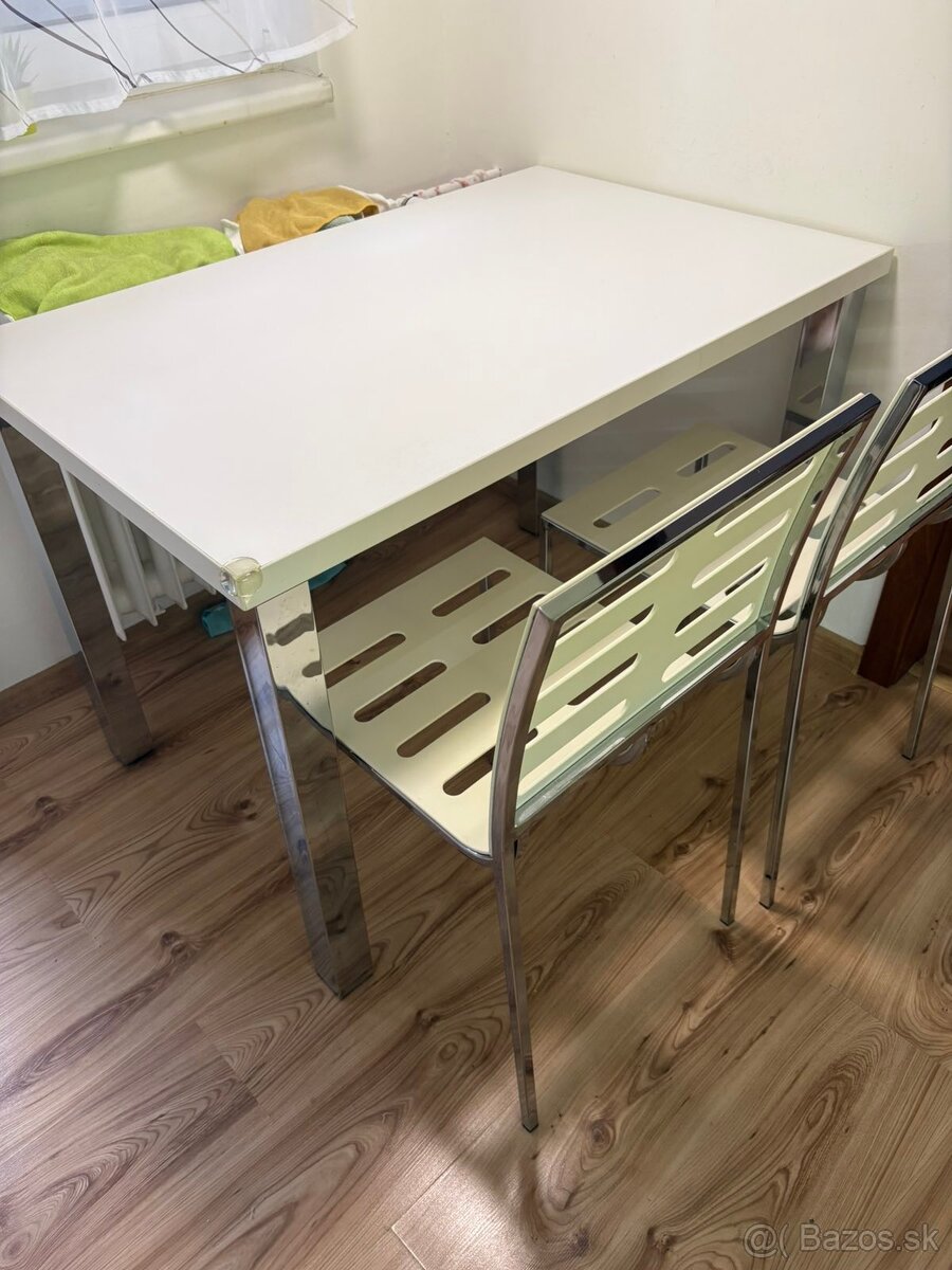 predam kuchynsky stol a stolicky