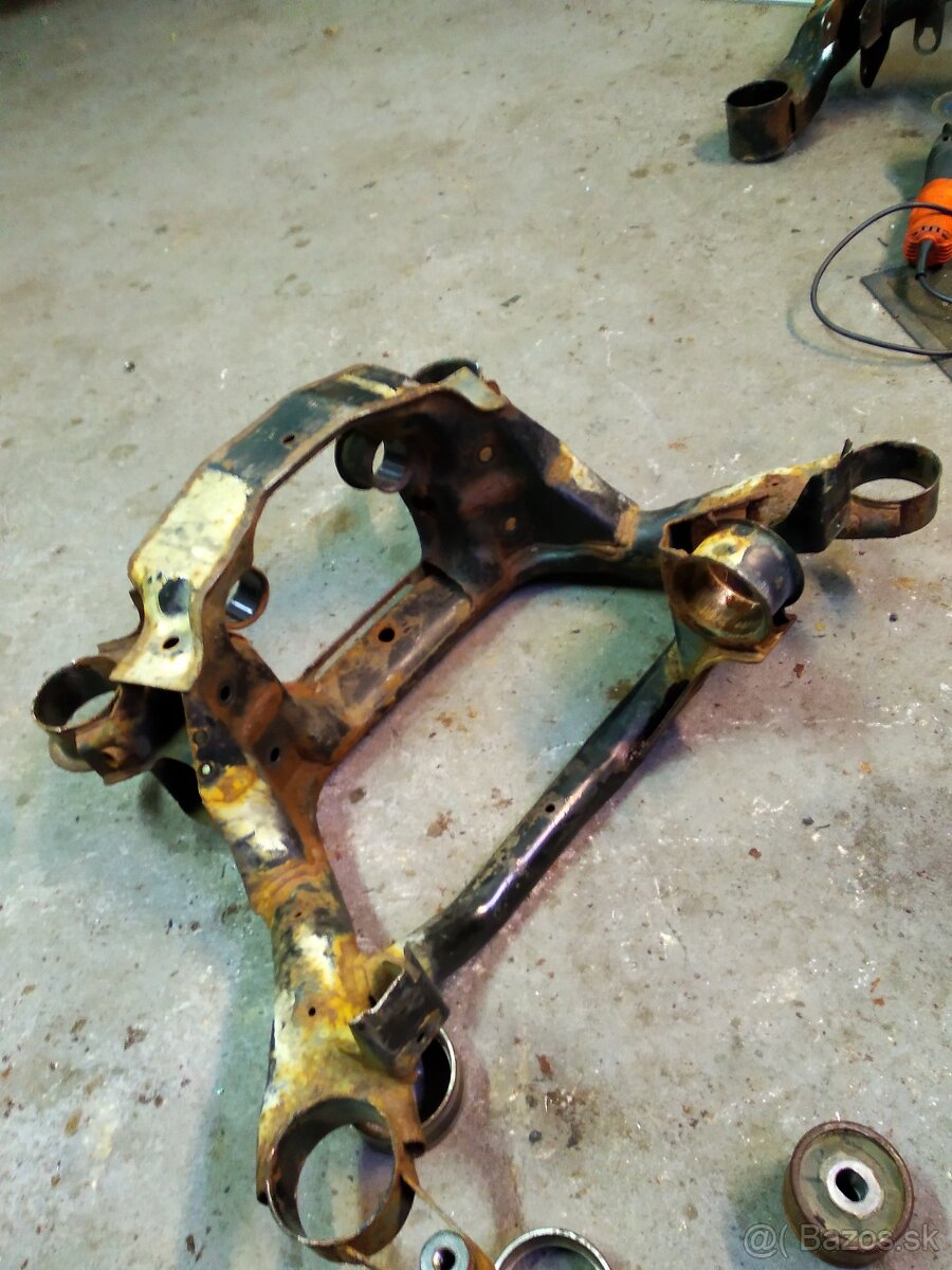 Zadná nápravnica E46 320D