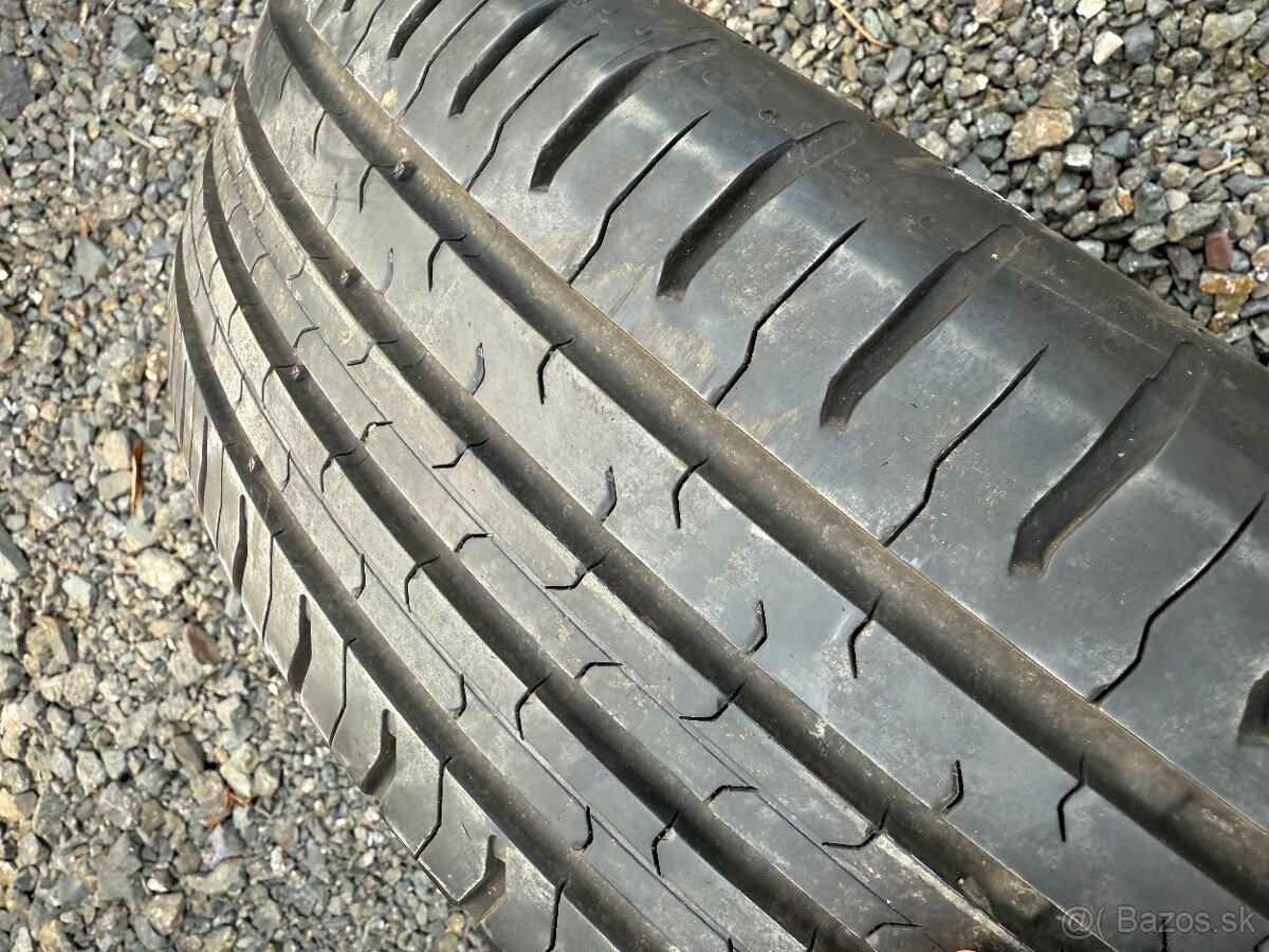 Predam 4-kusy pneu 215/65 R17V Continental
