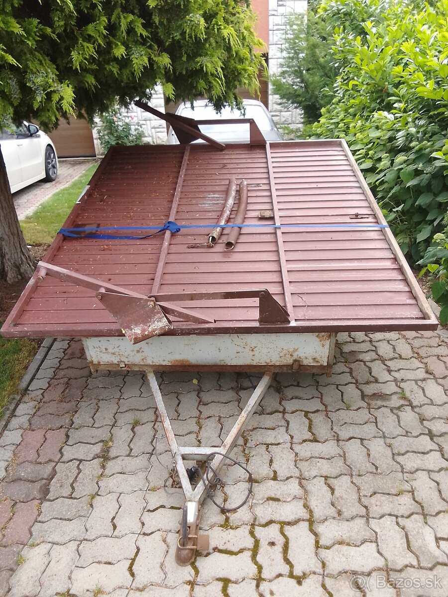 Garážová brána.
